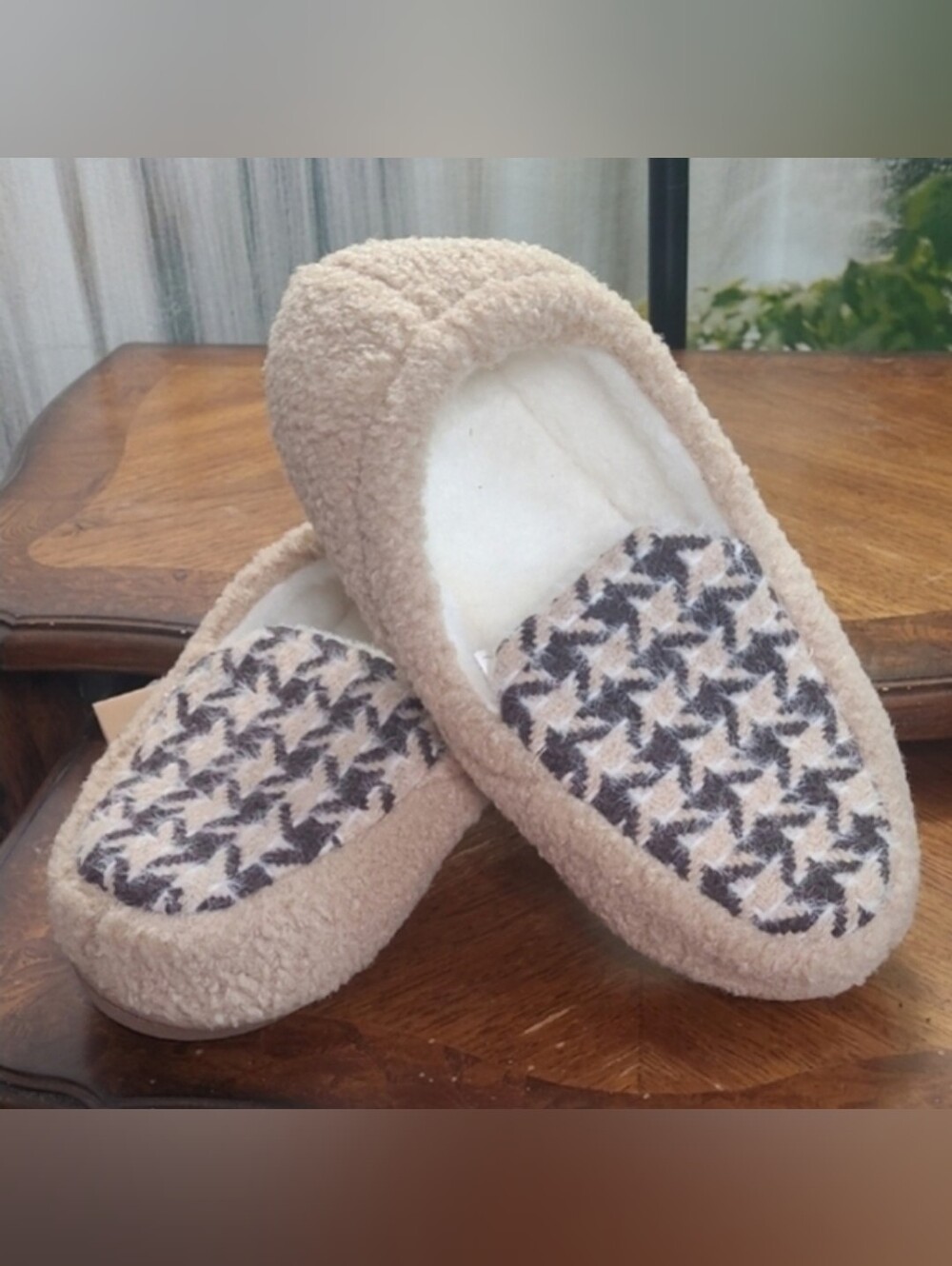 New with tags! Womens 8 Cozy Thick Tan Brown indoor outdoor Memory Foam Slippers